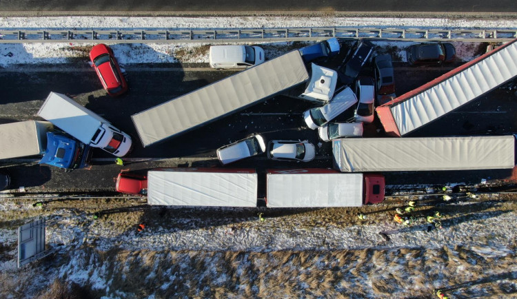 Hromadná nehoda 35 aut na dálnici D5 uzavřela provoz na 11 hodin