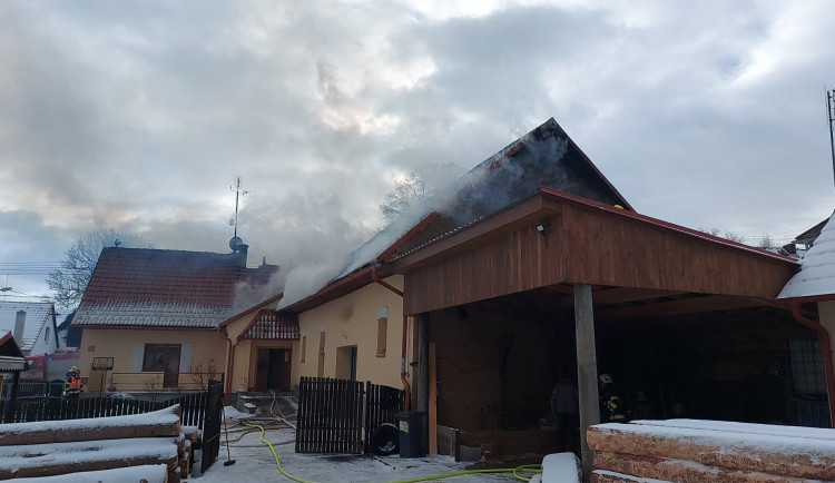 Hasiči bojují s požárem pily, oheň zasáhl půdu i obytnou část