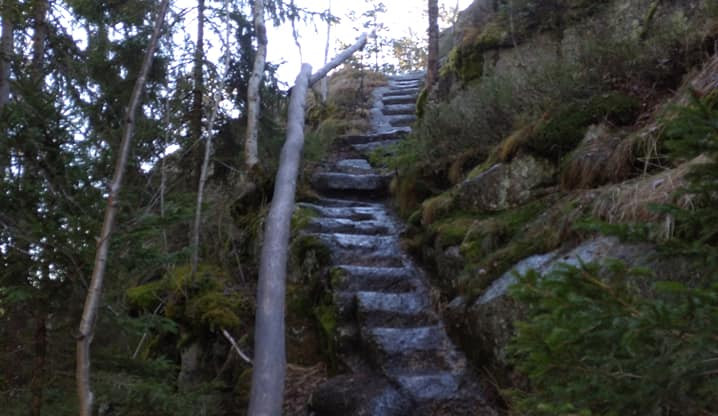 Vintířova skála poblíž Dobré Vody na Šumavě je oblíbený cíl turistů