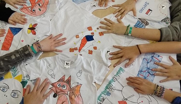 Nejmenší pacienti FN Plzeň namalovali trička pro sirotky v africkém Mali, dárky předali dětem vojáci