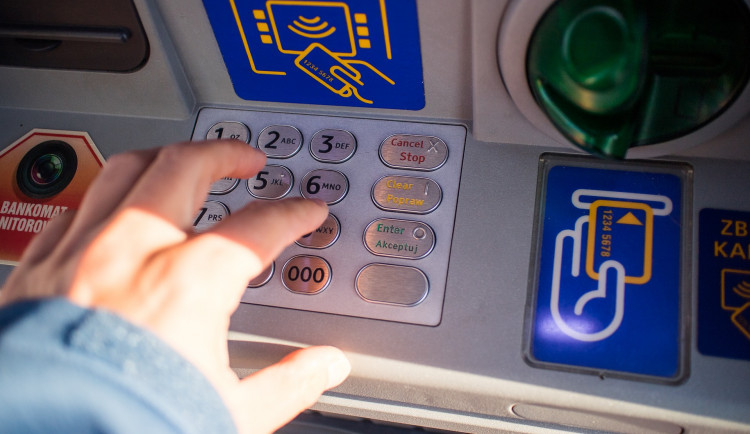 Podvodníci zkouší další otřepaný trik, seniory pak okradou o peníze při výběru z bankomatu