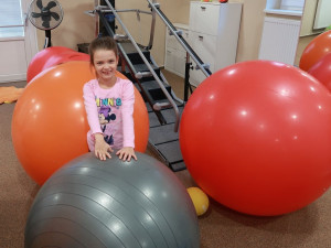 Kvůli vzácnému syndromu nemůže šestiletá Lilly na narozeninové oslavy, k bazénu nebo do obchodních center