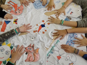 Nejmenší pacienti FN Plzeň namalovali trička pro sirotky v africkém Mali, dárky předali dětem vojáci