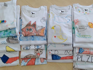 Nejmenší pacienti FN Plzeň namalovali trička pro sirotky v africkém Mali, dárky předali dětem vojáci