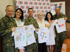 Nejmenší pacienti FN Plzeň namalovali trička pro sirotky v africkém Mali, dárky předali dětem vojáci