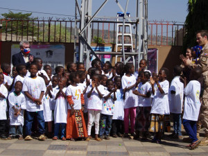 Nejmenší pacienti FN Plzeň namalovali trička pro sirotky v africkém Mali, dárky předali dětem vojáci