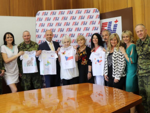 Běla Jensen (uprostřed) s vedením FN Plzeň a se zástupci Armády ČR