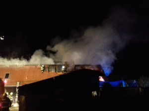 Při požáru domu utrpěl starší muž velmi vážné popáleniny horní poloviny těla