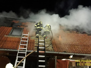 Při večerním požáru domu utrpěl starší muž velmi vážné popáleniny horní poloviny těla