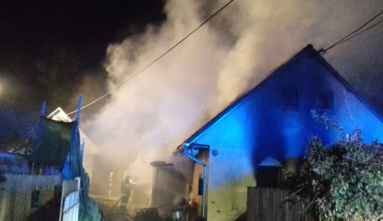 Při požáru domu utrpěl starší muž velmi vážné popáleniny horní poloviny těla