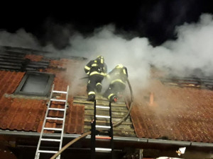 Při požáru domu se těžce popálil jeho majitel (70). Policisté pátrali po příčinách neštěstí se služebním psem