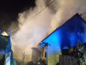 Při požáru domu se těžce popálil jeho majitel (70). Policisté pátrali po příčinách neštěstí se služebním psem