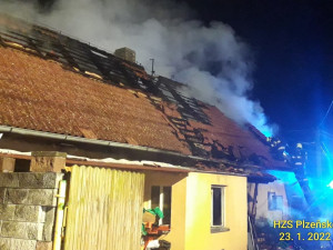 Při požáru domu se těžce popálil jeho majitel (70). Policisté pátrali po příčinách neštěstí se služebním psem