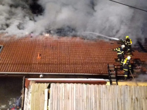 Při požáru domu se těžce popálil jeho majitel (70). Policisté pátrali po příčinách neštěstí se služebním psem