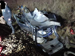 Vlak smetl na přejezdu osobní auto a odhodil ho desítky metrů daleko, řidička ignorovala červená světla