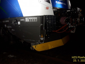 Vlak smetl na přejezdu osobní auto a odhodil ho desítky metrů daleko, řidička ignorovala červená světla