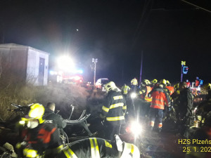 Vlak smetl na přejezdu osobní auto a odhodil ho desítky metrů daleko, řidička ignorovala červená světla