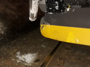 Vlak smetl na přejezdu osobní auto a odhodil ho desítky metrů daleko, řidička ignorovala červená světla