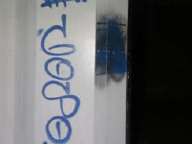 Dva mladí vandalové posprejovali most, ale spravedlnosti dlouho neunikali. Usvědčila je barva na bundách