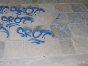 Dva mladí vandalové posprejovali most, ale spravedlnosti dlouho neunikali. Usvědčila je barva na bundách