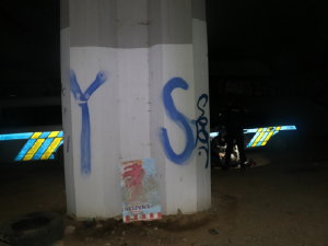 Dva mladí vandalové posprejovali most, ale spravedlnosti dlouho neunikali. Usvědčila je barva na bundách