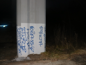 Dva mladí vandalové posprejovali most, ale spravedlnosti dlouho neunikali. Usvědčila je barva na bundách