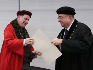 Děkan Lékařské fakulty v Plzni Jindřich Fínek nastupuje do druhého funkčního období. Na snímku s rektorem Tomášem Zimou (vlevo)