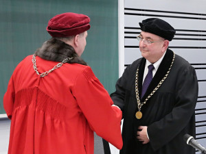 Děkan Lékařské fakulty v Plzni Jindřich Fínek nastupuje do druhého funkčního období. Na snímku s rektorem Tomášem Zimou (vlevo)