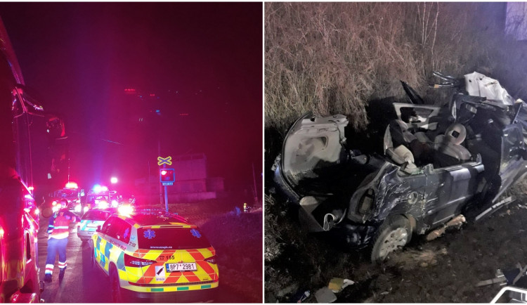 Vlak rozmetal na přejezdu osobní auto, řidička vjela do kolejí i přes zapnutá výstražná světla