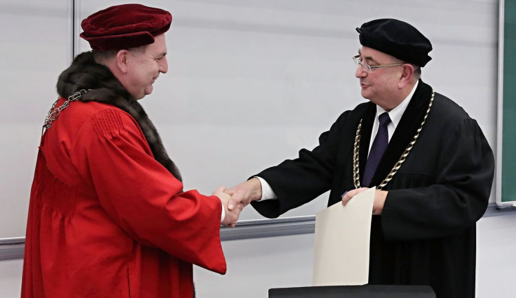 Děkan Lékařské fakulty v Plzni Jindřich Fínek nastupuje do druhého funkčního období. Na snímku s rektorem Tomášem Zimou (vlevo)