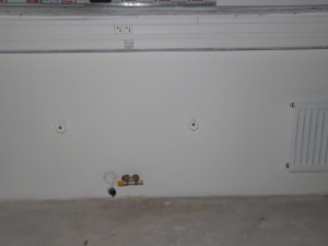 Podivuhodné krádeže v Plzni: Tři zloději, 73 radiátorů, sekery v kalhotách a televize v igelitce