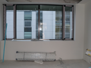 Podivuhodné krádeže v Plzni: Tři zloději, 73 radiátorů, sekery v kalhotách a televize v igelitce