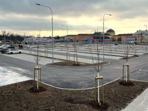 Nové parkoviště P+R pro 318 vozů už funguje v Plzni u terminálu Bory, až do března bude zdarma