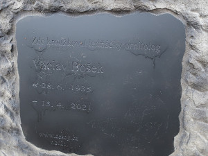 Neznámý vandal zcela nepochopitelně poškodil pomníček připomínající plzeňského ornitologa