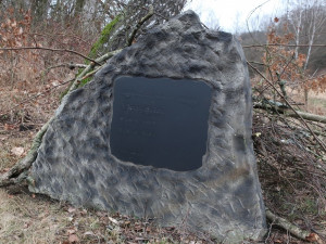 Neznámý vandal zcela nepochopitelně poškodil pomníček připomínající plzeňského ornitologa