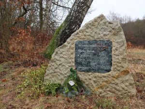 Takto vypadal pomníček před útokem vandala