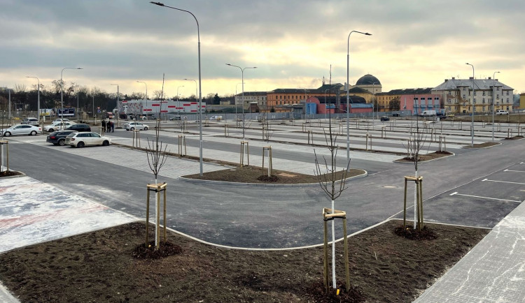 Nové parkoviště P+R pro 318 vozů už funguje v Plzni u terminálu Bory, až do března bude zdarma