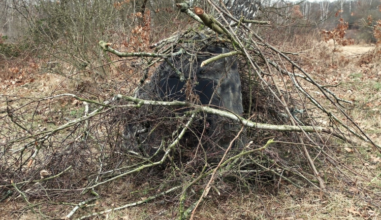 Neznámý vandal zcela nepochopitelně poškodil pomníček připomínající plzeňského ornitologa