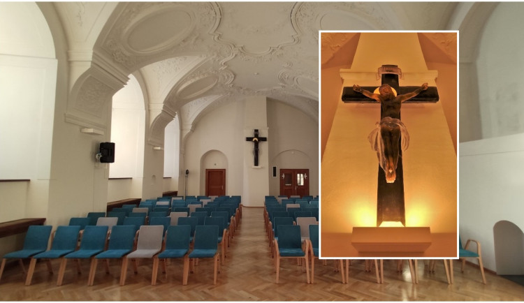 Refektář jezuitské koleje zdobí křišťálový kříž od známé české výtvarnice Vladimíry Tesařové