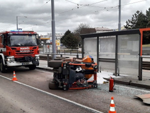 U tramvajové zastávky se převrátil malý sypač, řidič skončil v nemocnici