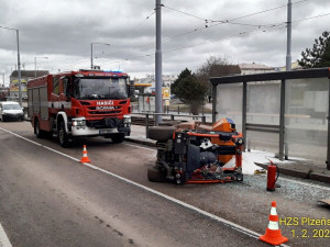 U tramvajové zastávky se převrátil malý sypač, kuriózní nehoda komplikovala dopravu