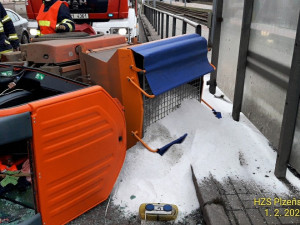 U tramvajové zastávky se převrátil malý sypač, kuriózní nehoda komplikovala dopravu