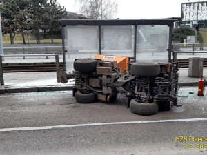 U tramvajové zastávky se převrátil malý sypač, kuriózní nehoda komplikovala dopravu