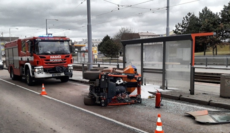 U tramvajové zastávky se převrátil malý sypač, kuriózní nehoda komplikovala dopravu