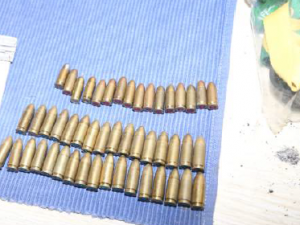 Policie při razii na nelegální pěstírnu marihuany objevila náboje i materiály k výrobě pyrotechniky