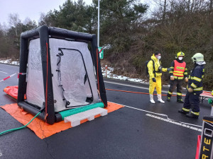 Z poškozené cisterny u dálnice D5 unikala kyselina dusičná, na místě zasahují hasiči