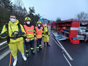 Z poškozené cisterny u dálnice D5 unikala kyselina dusičná, na místě zasahují hasiči