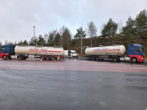 Z poškozené cisterny u dálnice D5 unikala kyselina dusičná, na místě zasahují hasiči