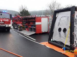 Z poškozené cisterny u dálnice D5 unikala kyselina dusičná, na místě zasahují hasiči