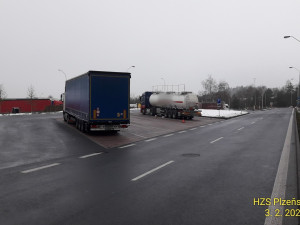 Z poškozené cisterny u dálnice D5 unikala kyselina dusičná, na místě zasahují hasiči